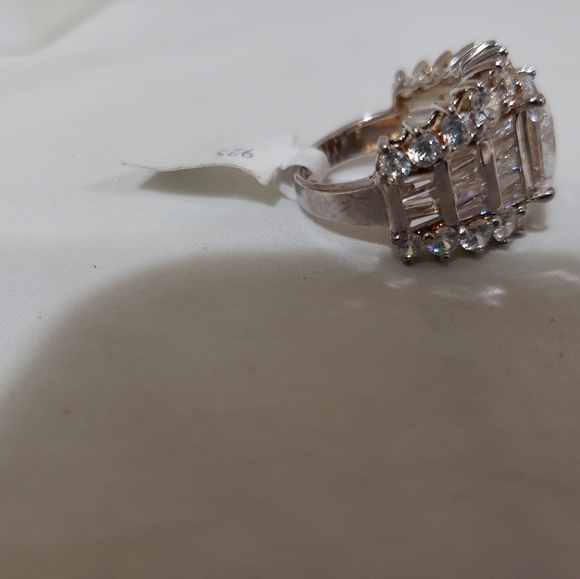 Stunning .925 CZ. Ring - Picture 6 of 6